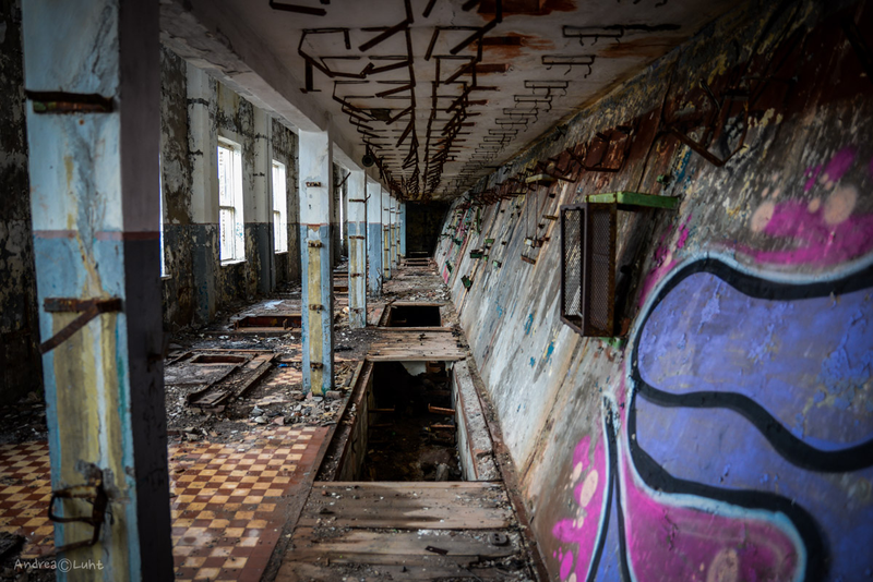 Illustration for article titled Journey into the Dystopian World of Abandoned Soviet Submarine Bases